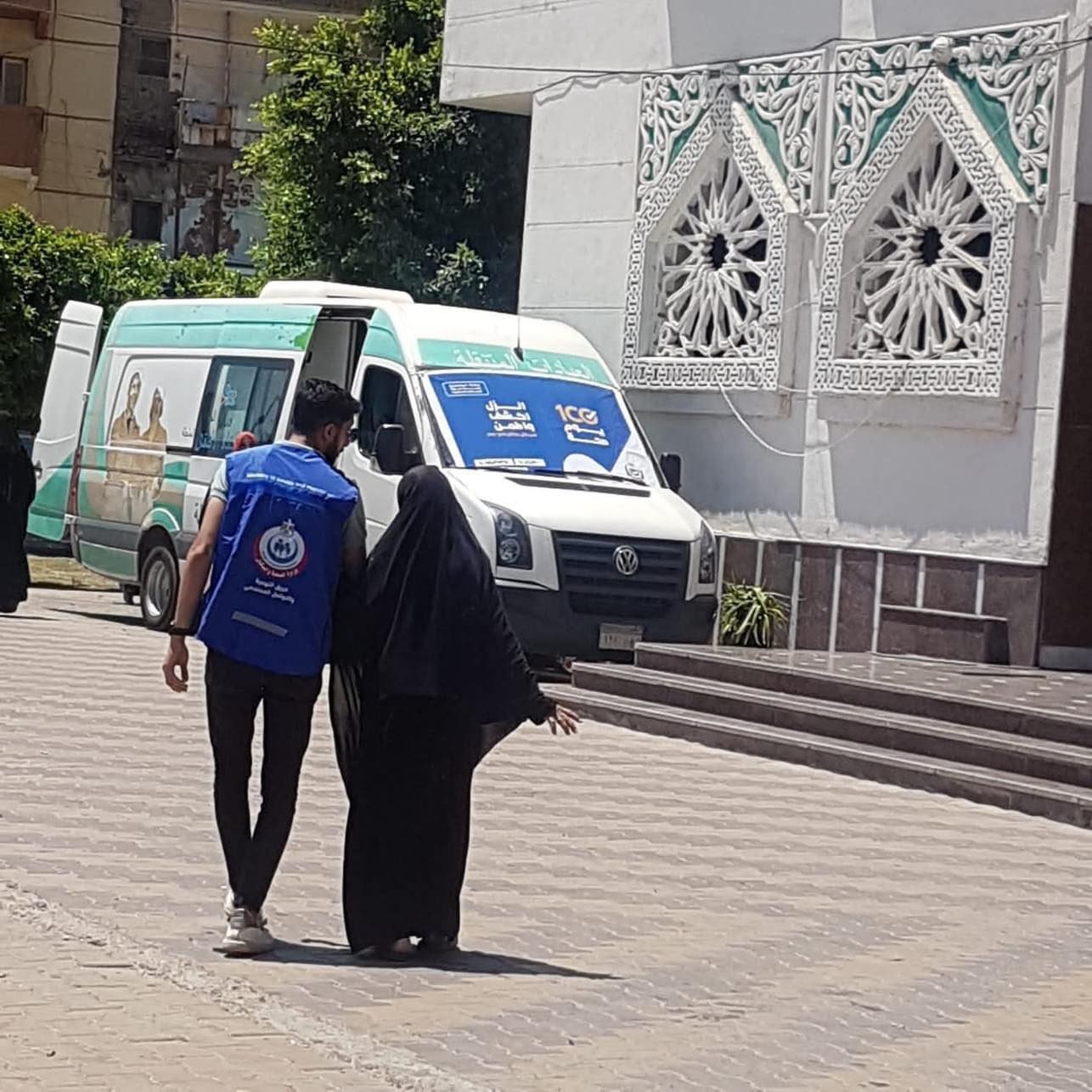 تقديم الفريق الطبي خدمات حملة 100 يوم صحة للمواطنين لجميع الفئات داخل الوحدات والعيادات المتنقلة