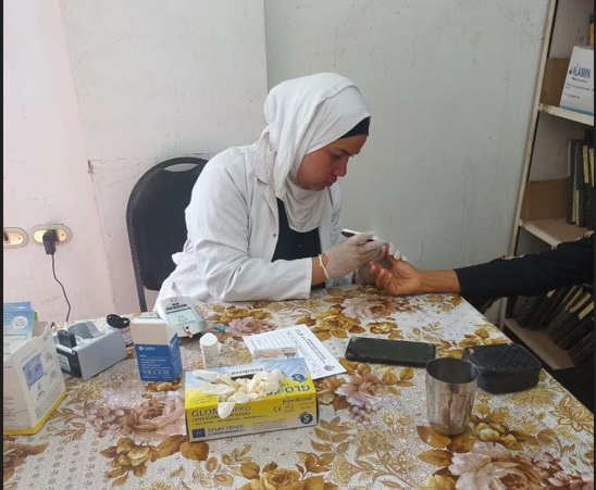 أثناء تقديم الفريق الطبي خدمات حملة 100_يوم_صحة للمواطنين بمحافظة قنا
