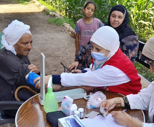 أثناء تقديم الفريق الطبي خدمات حملة 100_يوم_صحة للمواطنين بمحافظة الشرقية
