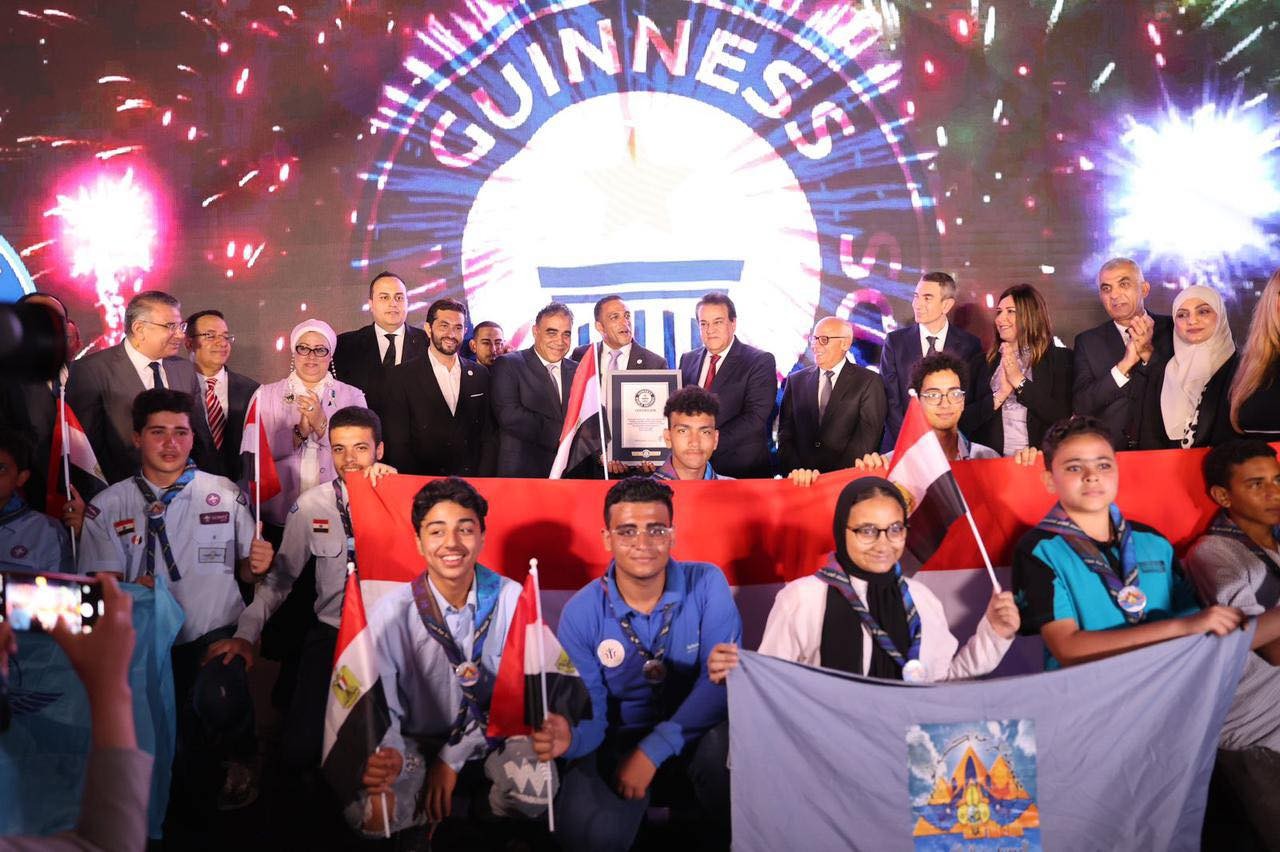 وزير الصحة يتسلم وثيقة من موسوعة جينيس العالمية بتحقيق أكبر رقم قياسي للتوعية بالسرطان في العالم